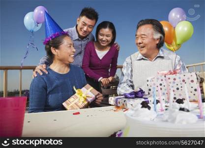 Family celebrating mum&rsquo;s birthday