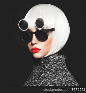 Fashion studio photo of stylish lady in sunglasses