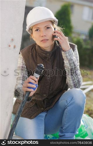 feamle worker on a call