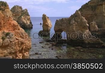 Felsengebilde im flachen Meer mit Steinen - Knste der Algarve, Portugal.