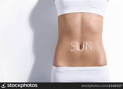 Female abdomen with the words &acute;sun&acute;