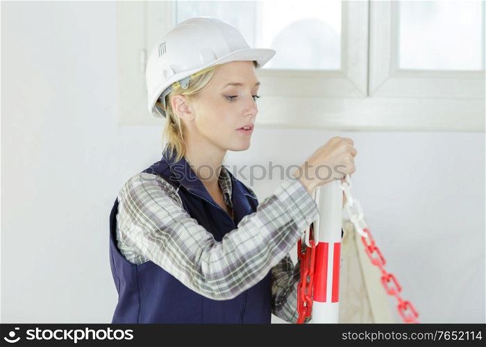 female builder setting up a safety chain