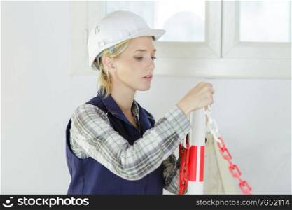 female builder setting up a safety chain