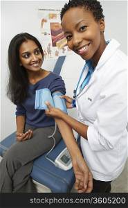 Female doctor checking patient&acute;s blood pressure
