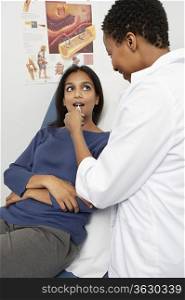 Female doctor examining patient&acute;s throat