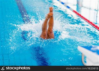 Female swimmer juping in to the pool