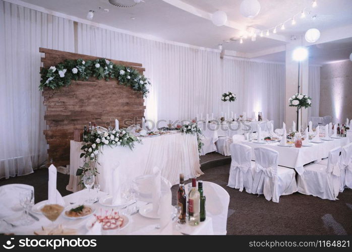 Festive and solemn decoration of the banquet room on the wedding day. decoration of the banquet hall on the wedding day