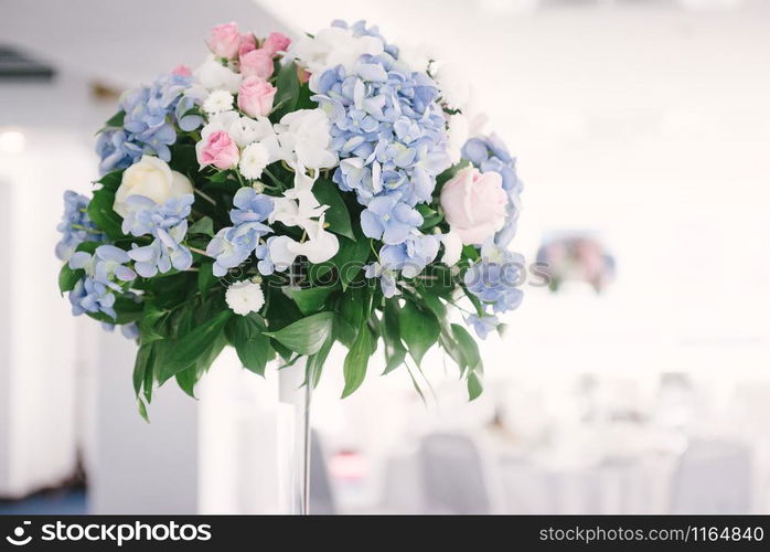 Festive and solemn decoration of the banquet room on the wedding day. decoration of the banquet hall on the wedding day