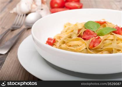 Fettuccine con aglio e pomodoro - Pasta With Garlic and Tomatoes