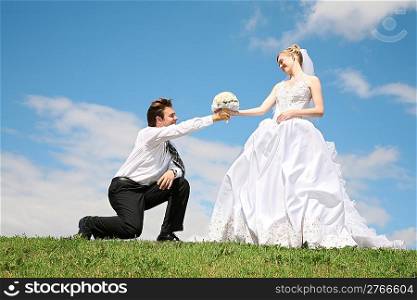 fiance entrusts bouquet to the bride