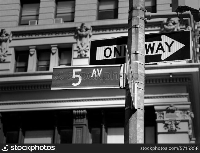 Fift avenue sign 5 th Av New York Mahnattan USA black &amp; white