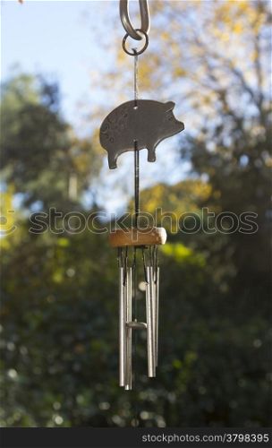 figurine of a pig sounds with air in a garden