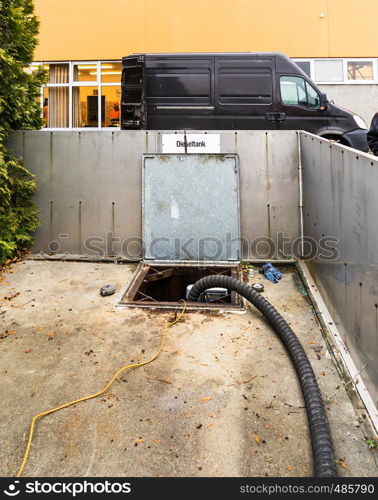 Filling process for a lower tank for diesel and heating oil with open flap above the manhole shaft, energy