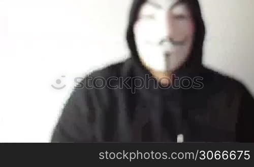 Filmklappe fallt und hinter Anonymous-Maske versteckter Hacker schaltet die Ubertragung ab