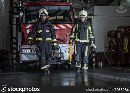 firemen leaving the station equipped and with the tools for the extinction of the fire
