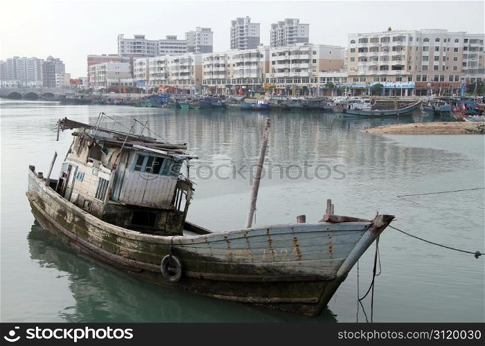 Fisherman&rsquo;s boat in harbor, Chongwu, China
