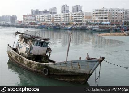Fisherman&rsquo;s boat in harbor, Chongwu, China