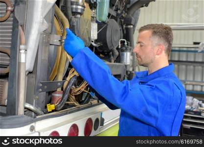 fixing heavy vehicle&rsquo;s engine