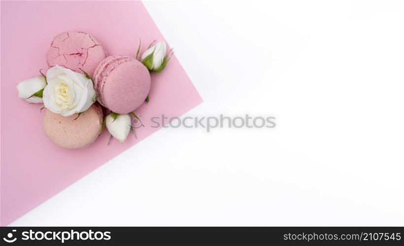 flat lay macarons roses with copy space