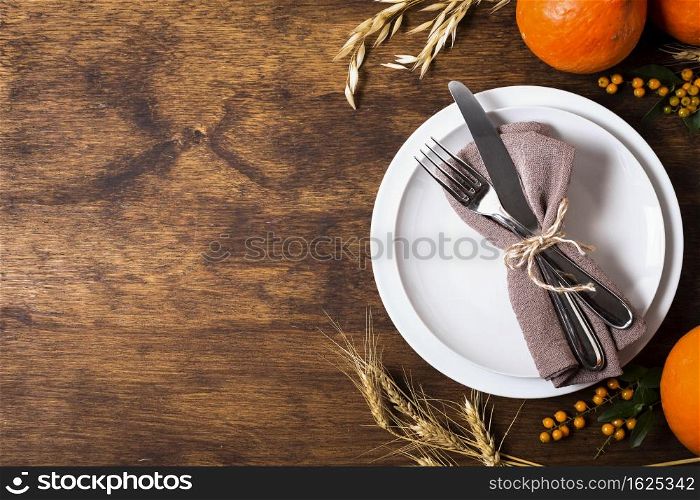 flat lay plates thanksgiving dinner with copy space cutlery
