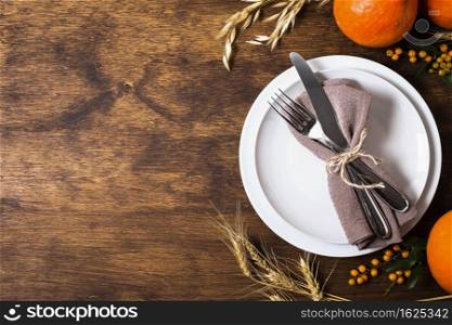 flat lay plates thanksgiving dinner with copy space cutlery