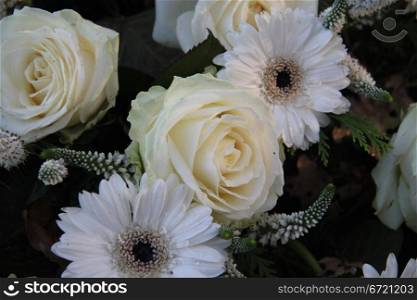 Floral arrangement with roses and gerberas in white