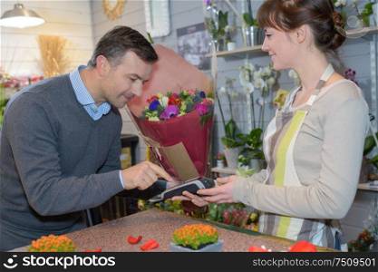flower shop client paying the order