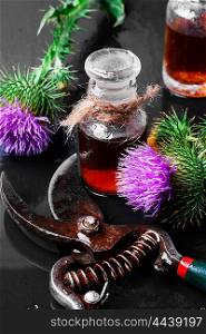 Flowers medicinal plants, the Thistle and the healing elixir from them