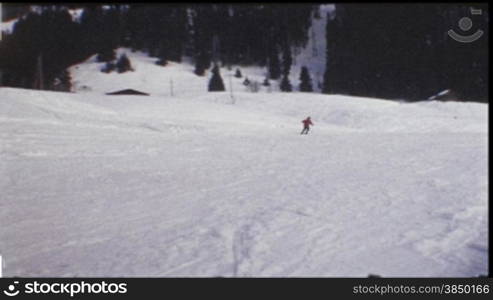 Frau auf Ski fShrt den Hang hinab, auf die Kamera zu.