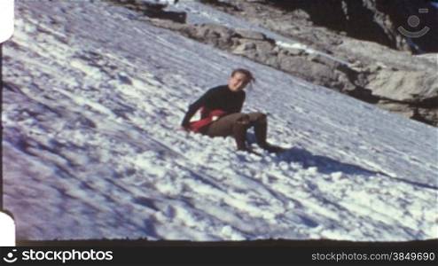 Frau rutscht auf Gletscher (8 mm-Film)