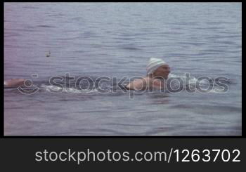 Frau schwimmt in See (8 mm-Film)