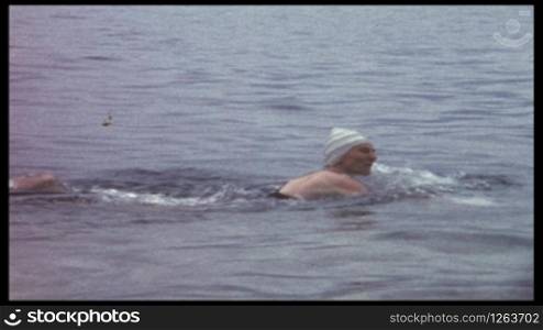 Frau schwimmt in See (8 mm-Film)