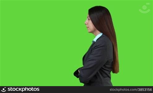 Frau wendet sich zur Kamera - green screen --- Young businesswoman turning towards camera - green screen version