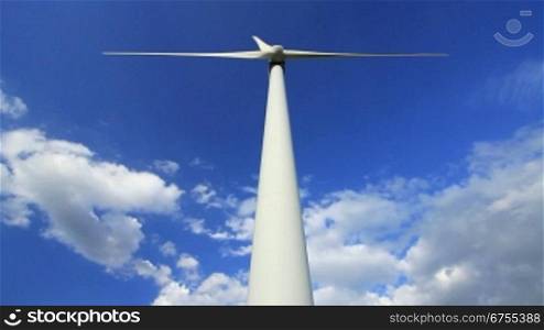 Freistehende Windkraftanlage vor blauem Himmel, Nordrhein Westfalen, Deutschland.