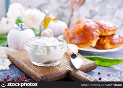 fresh bread with basil and cottage cheese