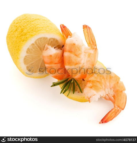 Fresh cooked shrimp with lime prepared to eat.