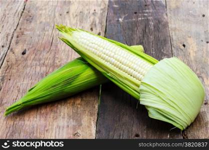 fresh corn on the cob on wood table
