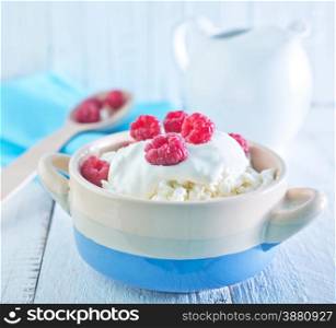 fresh cottage with raspberry and sour cream