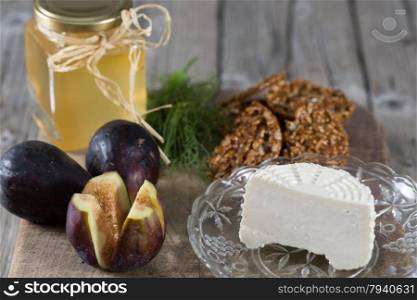 Fresh figs and cheese accompanied by homemade honey