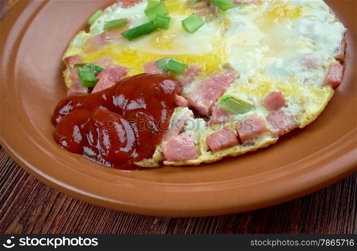 Fresh fried egg and pork ham served with sauce