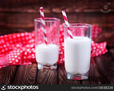 fresh milk in glasses on the wooden table