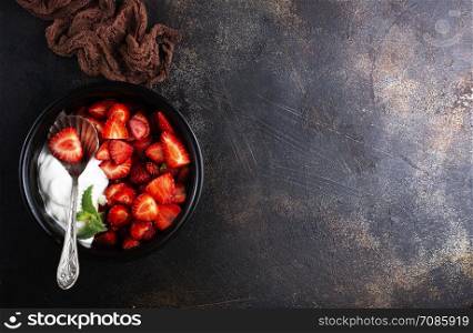 fresh strawberry with saur cream in bowl