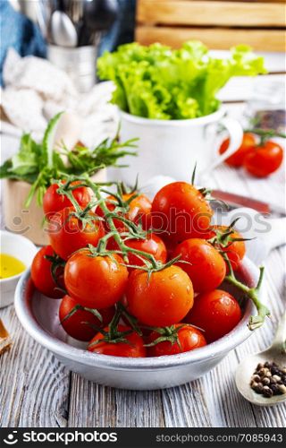 fresh tomato in metal bowl, fresh tomato for salad