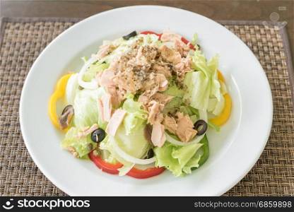 Fresh Tuna Salad with tuna dressing
