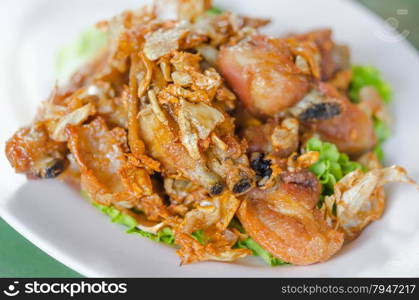 fried chicken . deep fried chicken with fried garlic and fresh vegetable