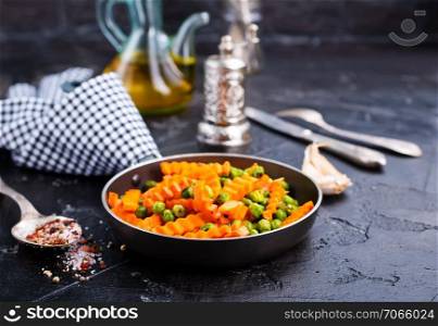 fried corn with carrot in pan, fried vegetables