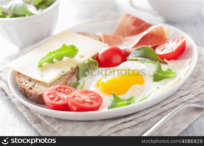 fried egg ham tomatoes for healthy breakfast
