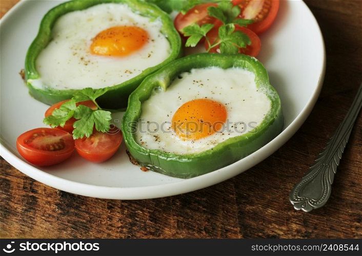 Fried egg in the ring of the bell peppers with herbs .. Fried egg in the ring of the bell peppers with herbs