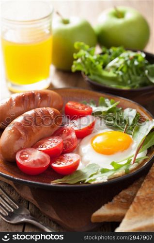 fried egg sausages tomatoes for healthy breakfast