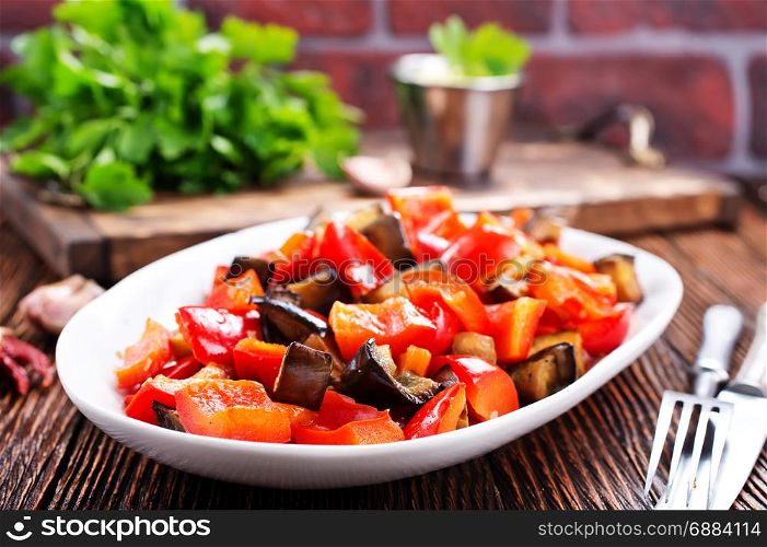 fried eggplant with other vegetables on the plate